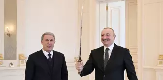 Hulusi Akar'dan Aliyev'e görüşmeye damga vuran hediye