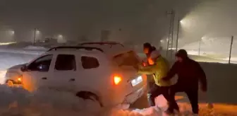 Iğdır'da Yoğun Kar Yağışı Sonrası Yolda Kalan Araçlar