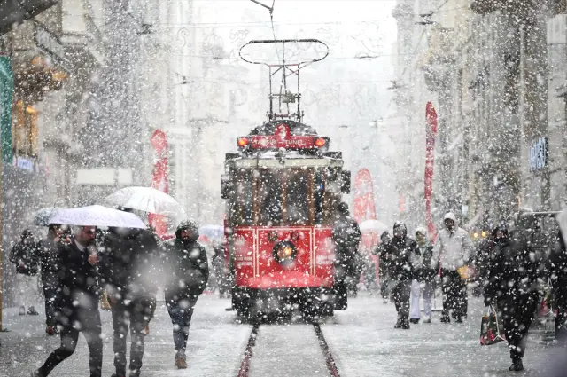 Snowfall intensified in Istanbul! City Lines ferry services have been suspended