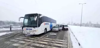 Çaycuma'da Zincirleme Trafik Kazası: 2 Otomobil Otobüse Çarptı