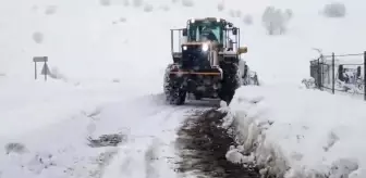 Amasya'da Karla Kapanan Yollar Açıldı, Öğrenciler Evlerine Kavuşturuldu