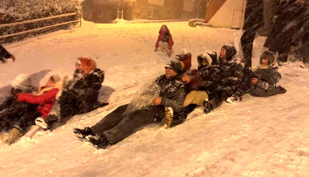 Samsun'da Yoğun Kar Yağışı, Vatandaşları Eğlenceli Anlar Yaşattı