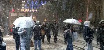 Taksim Meydanı'nda Kar Yağışı: Turistler Eğlendi, Esnaf Zorlandı