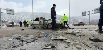 Tokat'ta Tıra Çarpan Otomobilde 1 Kişi Hayatını Kaybetti, 2 Yaralı