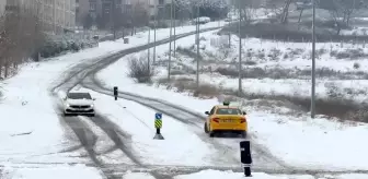 Büyükçekmece'de Kar Yağışı Sürücüleri Zor Durumda Bıraktı