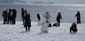 İstanbul'da Kar Yağışı Büyükçekmece'yi Bembeyaz Kapladı