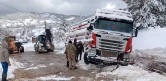 Sinop'ta Doğalgaz Tüpü Taşıyan Tır Kaza Yaptı