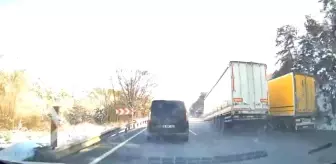 İnegöl'de Tır Dorsesi Kopunca Yol Ortasında Kaldı