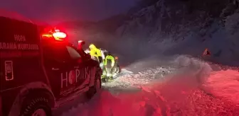 Hopa'da Yoğun Kar Yağışı Sürücülere Zor Anlar Yaşattı