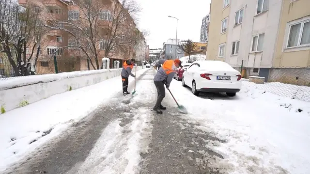 Ataşehir Belediyesi kar timi, düğününe yetişmeye çalışan çift için seferber oldu Ataşehir Belediyesi kar timi, düğününe yetişmeye çalışan çift için seferber oldu