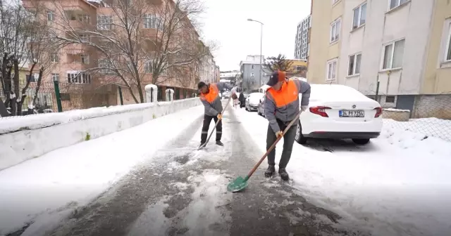 Ataşehir Belediyesi kar timi, düğününe yetişmeye çalışan çift için seferber oldu Ataşehir Belediyesi kar timi, düğününe yetişmeye çalışan çift için seferber oldu