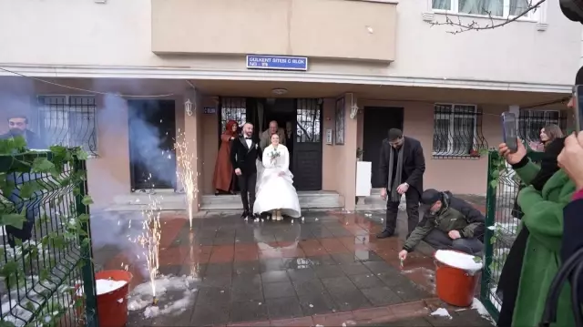 Ataşehir Belediyesi kar timi, düğününe yetişmeye çalışan çift için seferber oldu Ataşehir Belediyesi kar timi, düğününe yetişmeye çalışan çift için seferber oldu