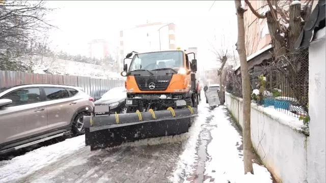 Ataşehir Belediyesi kar timi, düğününe yetişmeye çalışan çift için seferber oldu Ataşehir Belediyesi kar timi, düğününe yetişmeye çalışan çift için seferber oldu