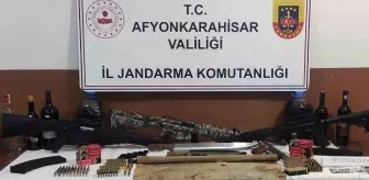 Afyonkarahisar'da Kaçak Alkol ve Uyuşturucu Baskını: Tarihi Eserler ve Silahlar Ele Geçirildi