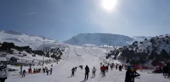 Erzincan'ın Kadın Milli Paraşütçüsünden Yamaç Paraşütü Gösterisi