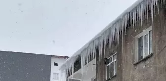 Tatvan'da Yoğun Kar Yağışı Çatılardaki Buz Kütlelerini Tehdit Ediyor