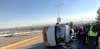 Adıyaman'da Kamyonet Devrildi