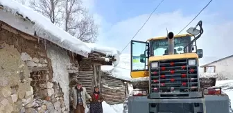 Sivas'ta Kar Yağışı Sebebiyle Mahsur Kalan Yaşlı Çiftin Yolu Açıldı