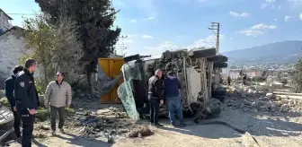 Hatay'da Hafriyat Kamyonu Devrildi, Sürücü Yaralandı