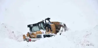 Askerlerden Çığ Altındaki Operatöre Kahraman Kurtarma