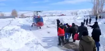 Karlıova'da Kar Nedenli Yol Kapandığı İçin Hastaya Ambulans Helikopterle Müdahale Edildi