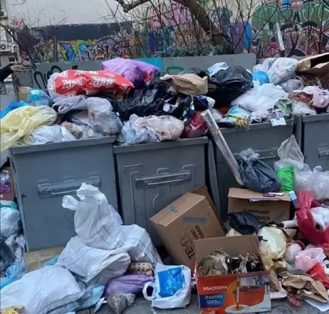 Workers at Beşiktaş Municipality decided to go on strike, streets turned into garbage mountains