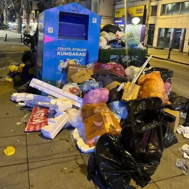 Workers at Beşiktaş Municipality decided to go on strike, streets turned into garbage mountains