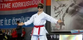 Karate ile engellerini unutuyorlar