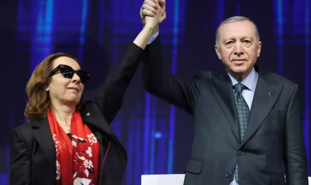 Serap Yazıcı Özbudun görme engelli mi? Serap Yazıcı Özbudun kimdir, kaç yaşında?