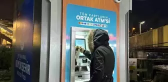 Soğuk havada üşüyen kedi, banka ATM'sine sığındı