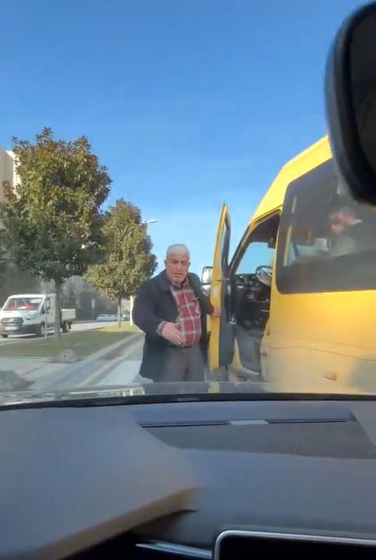 Öfkeli Minibüs Şoförü Kadın Sürücünün Önünü Kesti