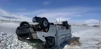 Bitlis'te Buzlanan Yolda Kamyonet Şarampole Yuvarlandı