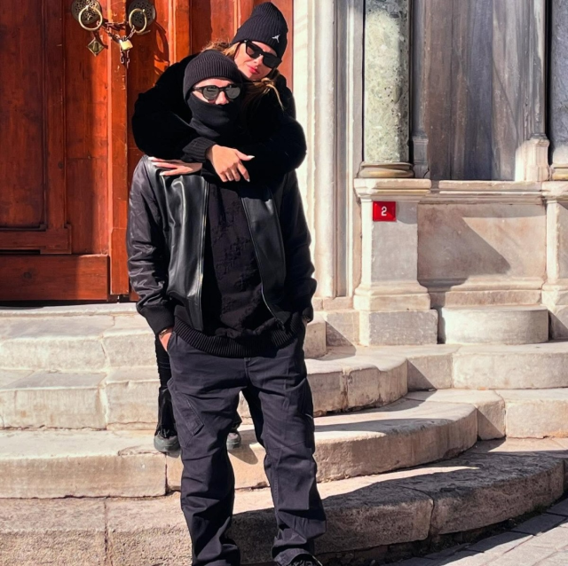 Mauro Icardi ve yeni sevgilisi tanınmamak için maske takıp İstanbul'u gezdi Mauro Icardi ve yeni sevgilisi tanınmamak için maske takıp İstanbul'u gezdi