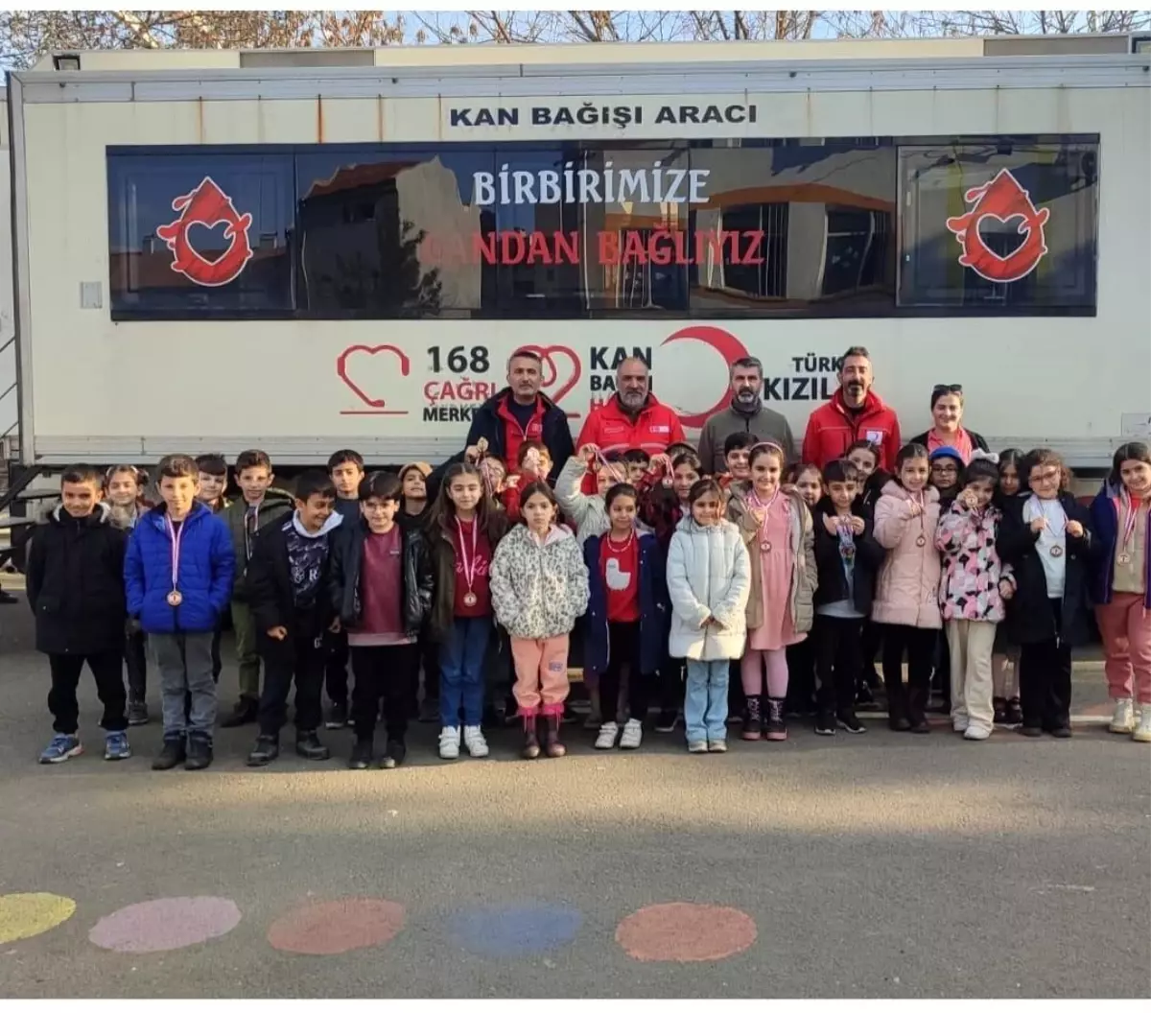 Kan bağışına velisini getiren öğrenciler 'Kahramanlık Madalyası' ile ödüllendirildi