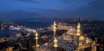 İstanbul'un Mahya Geleneği: 450 Yıldır Ramazan'ı Süslüyor