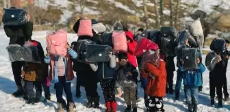 Hakkari'de Çocuklara Mont ve Ayakkabı Yardımı