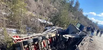 Kastamonu'da Doğalgaz Tüplü Kamyon Devrildi, Sürücü Yaralandı