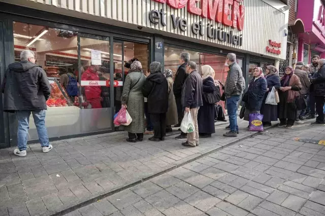 Fiyatı duyan koştu! 1 saat sırada bekleyip esnafa teşekkür ettiler Fiyatı duyan koştu! 1 saat sırada bekleyip esnafa teşekkür ettiler