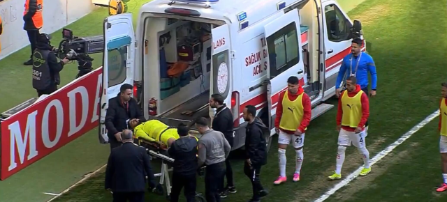 Süper Lig'de korku dolu anlar: Vedat Karakuş, hastaneye kaldırıldı