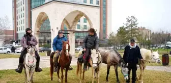 Endülüslü Müslümanlar, Edirne'den At Sırtında Hac Yolculuğuna Çıktı