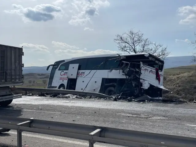 The truck crashed into the passenger bus from behind in Bozüyük: 1 seriously injured, 11 injured