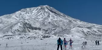 Ağrı Dağı'nda Kayak Keyfi: Sporcular Unutulmaz Bir Deneyim Yaşadı