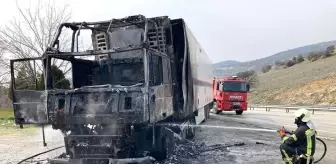 Manisa'da Seyir Halindeki Tır Alev Aldı, Şoför Kurtuldu