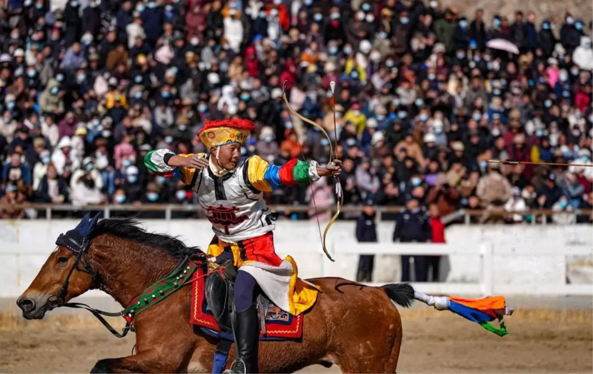 Lhasa'da Geleneksel Binicilik Gösterisi
