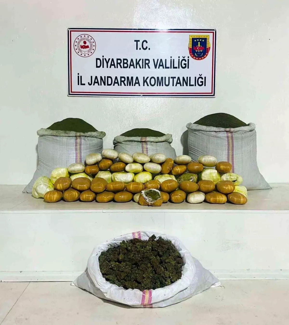 Diyarbakır'da 180 kilo esrar ele geçirildi