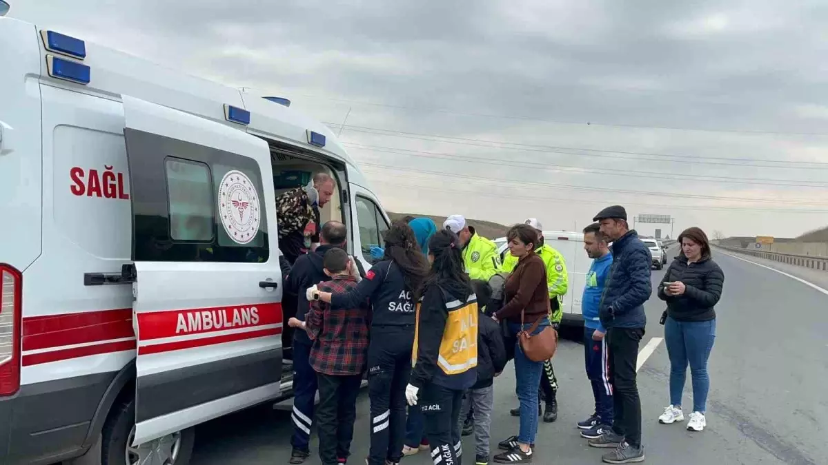 Tekirdağ'da Hafif Ticari Araçlar Çarpıştı: 3 Yaralı