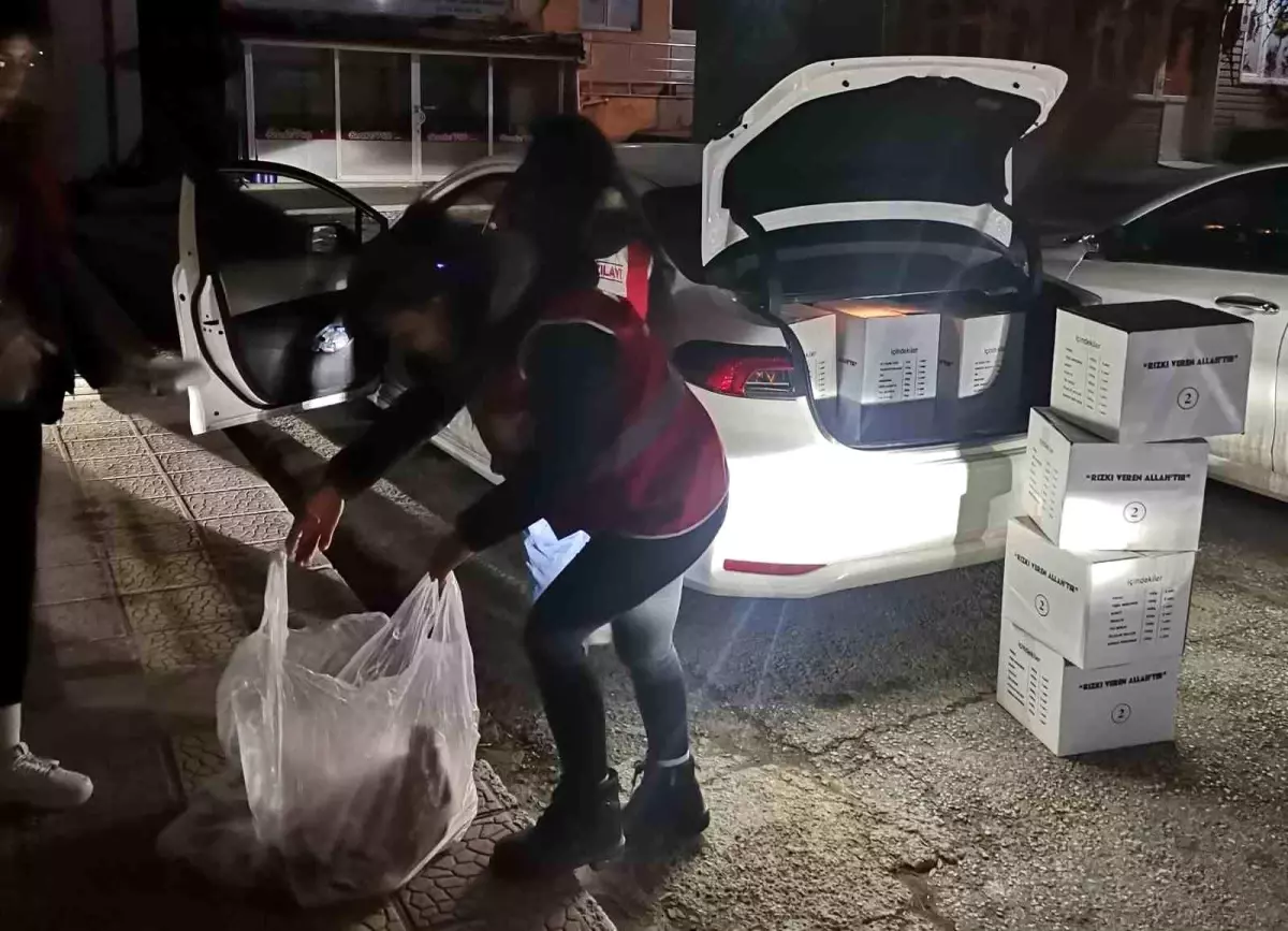 Genç Kızılay Gönüllüleri Ramazan'da İhtiyaç Sahiplerine Yardım Eli Uzattı