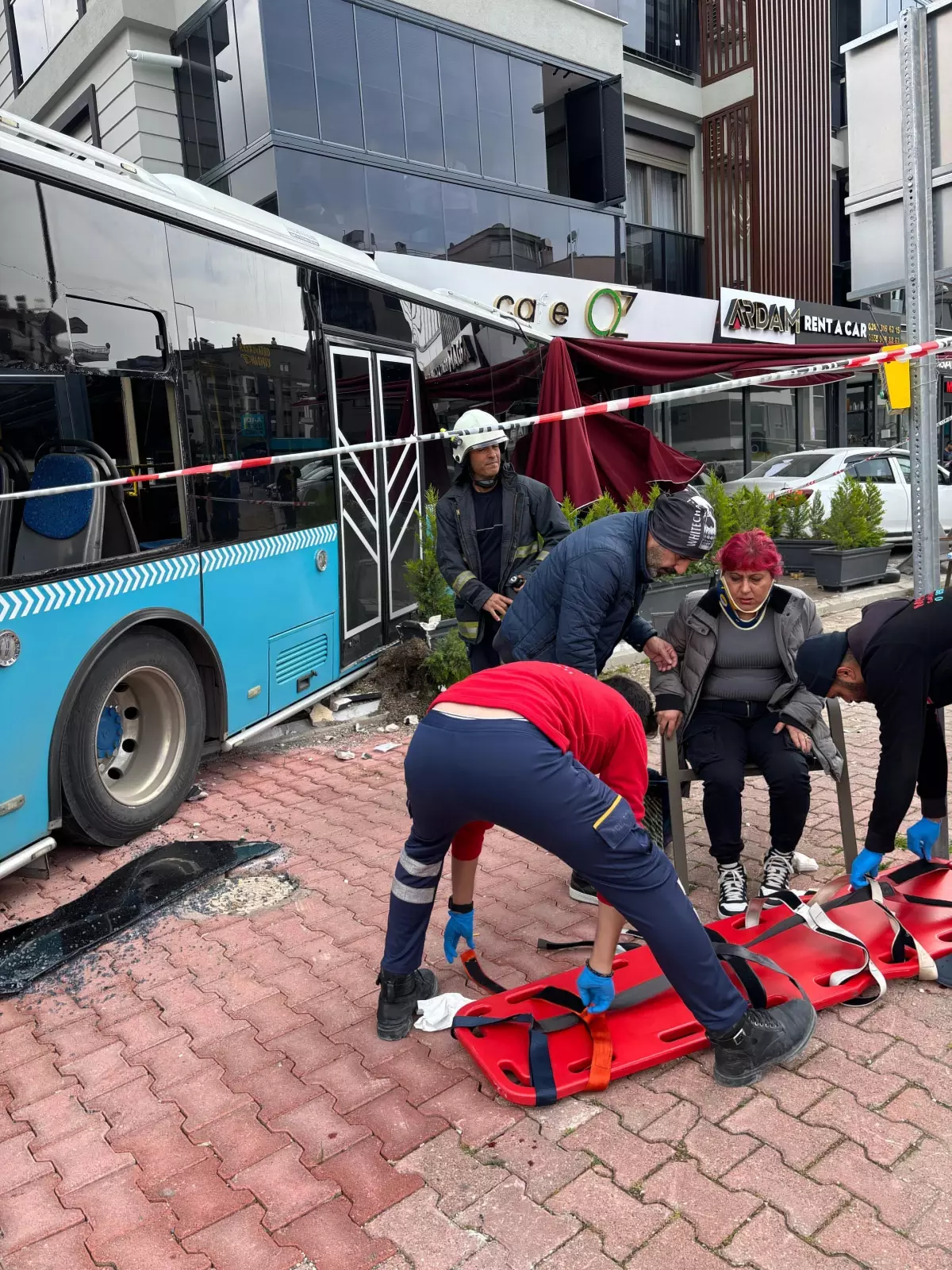 Halk otobüsü park halindeki araçlara çarpıp, kafeye girdi; 4 yaralı