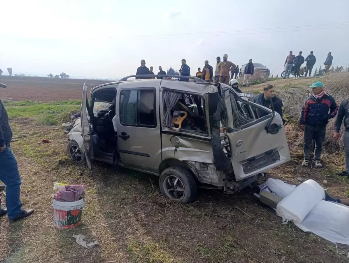 Reyhanlı'da Hafif Ticari Araç Tarlaya Uçtu: 3 Yaralı