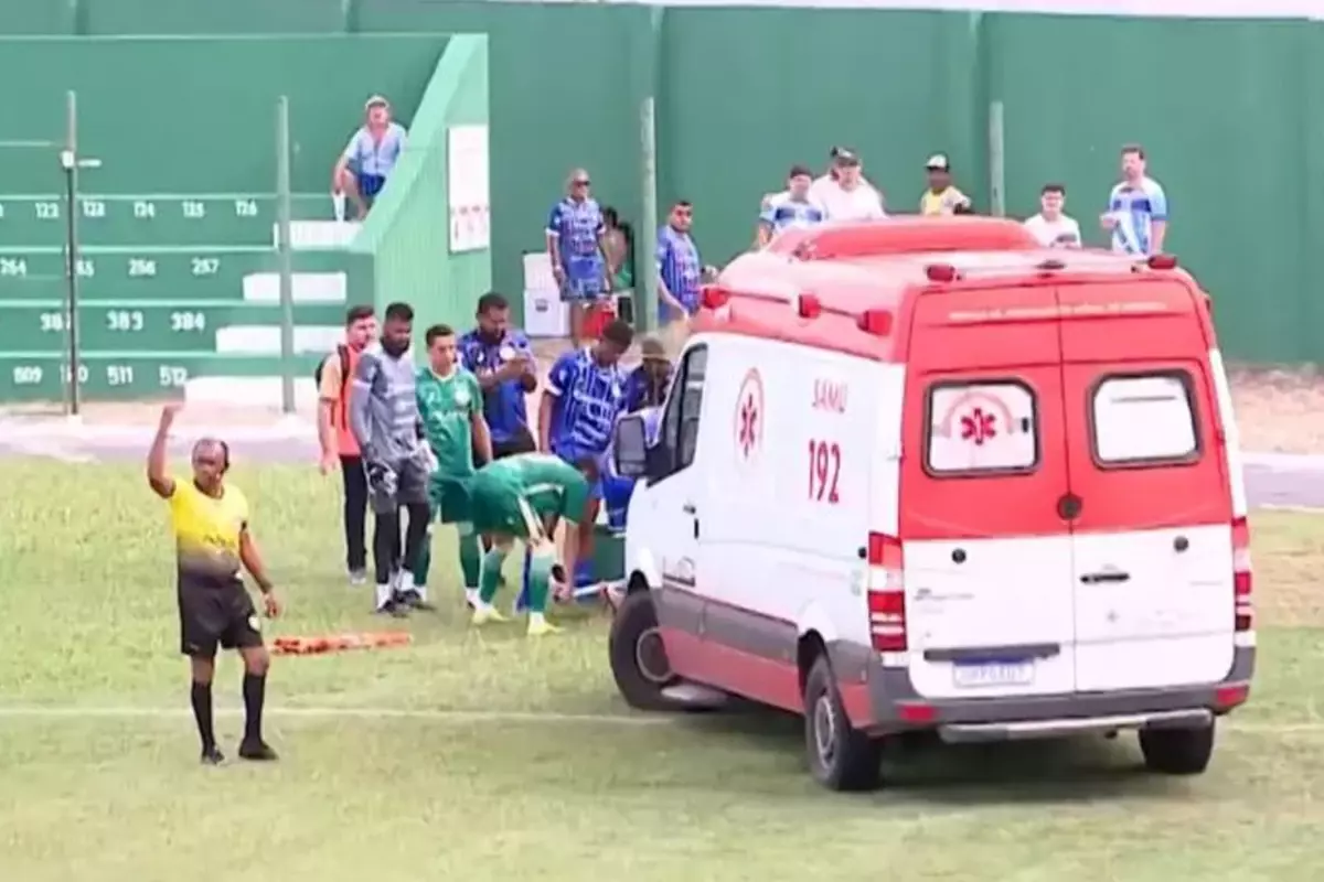 Kafasını saha kenarındaki duvara vuran futbolcu ağır yaralandı